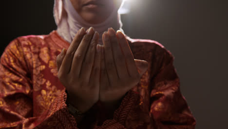 Nahaufnahme-Einer-Studioaufnahme,-Die-Die-Hände-Einer-Muslimischen-Frau-Mit-Hijab-Zeigt,-Die-Betet-3